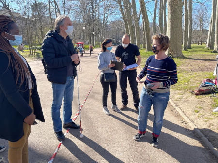 Valérie Renaudin, her colleagues from GEOLOC Team and Charlène Milly from Okeenea Digital are studying the mobility of a visually impaired man