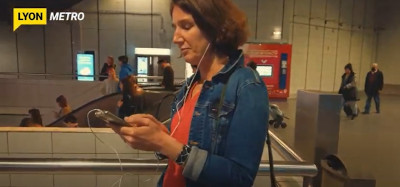 A blind woman uses Evelity in the Lyon metro for inclusive mobility