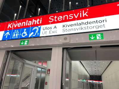 The entrance of the Kivenlahti subway station with an audio beacon integrated in the platform door panel.