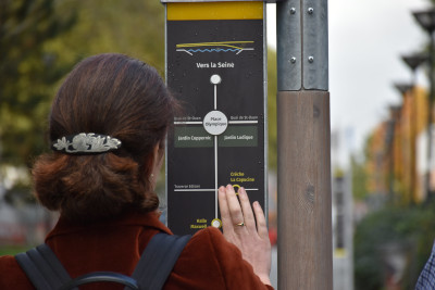 A blind woman is testing the linear cartography